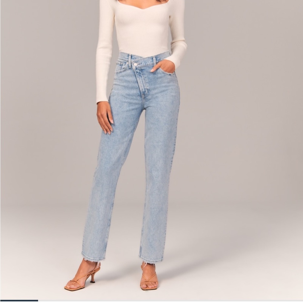 Abercrombie Ultra High Rise 90s straight jean